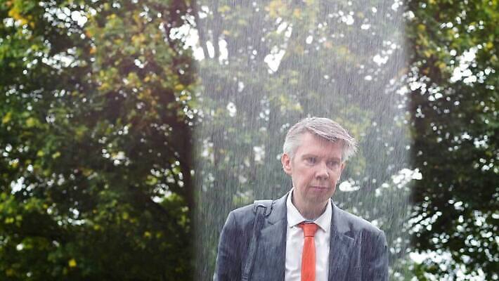 백인 남자 회사 비즈니스 날씨 아이디어 한명 야외 젖음 도전 슬픔 비즈니스맨 유머 좌절 위험 결심 예측 빗방울 명상 패배 노력 불행 폭풍 업무과다 문제 역경 적자 투쟁 자극 MP4 해외동영상 클립영상 서양인 1 감정 컨셉 사람 업무 직장인 비_날씨 동영상 파일형식