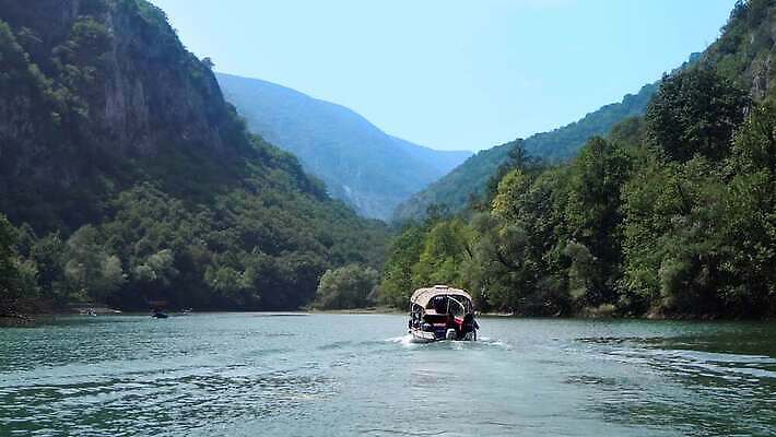 공원 유럽 호수 여행 자연 하늘 휴가 산 사람없음 야외 초록색 물 파란색 강 반사 여행객 골짜기 시골 체험 보트 숲 언덕 시력 천국 모터 내추럴 랜드마크 마케도니아 전국 파라다이스 4K MP4 해외동영상 클립영상 자연요소 공공시설 나라 컬러 컨셉 배_교통 사람 생태계 동영상 파일형식 남유럽