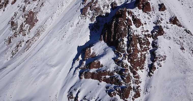 나무 여행 겨울 자연 하늘 산 안테나 그림자 경사 사람없음 야외 파란색 빛 태양 골짜기 냉동 얼음 등산 절벽 추위 흰색 정상 위험 큼 고도 빙하 암초 드론 절정 카자흐스탄 눈내림 4K 알마티 MP4 해외동영상 클립영상 자연요소 식물 계절 아시아 컬러 컨셉 통신 눈_날씨 트래킹 크기 생태계 동영상 파일형식