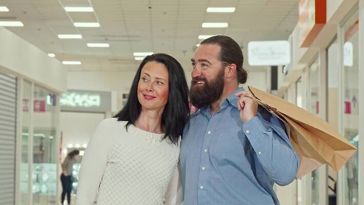 라이프스타일 커플 기념일 행복 40대 여행 결혼 통신 가족 관계 결혼식 남편 휴가 함께함 실내 사랑 두명 판매 세일 상점 도시 아내 우아함 구매 쇼핑몰 주말 소매 매각 4K MOV 해외동영상 클립영상 감정 중년 컨셉 사람 이벤트 내부 생활 쇼핑 동영상 파일형식