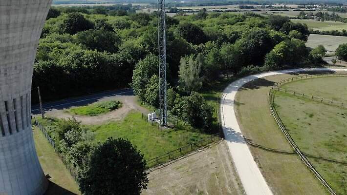 접시 산업 파도 인터넷 비즈니스 통신 하늘 모바일 미래 세포 안테나 한명 파란색 스마트폰 글로벌 탑 금속 디지털 텔레비전 자료 힘 장비 인공위성 도시 네트워크 전자레인지 역 연결 접속 계주 무선전화기 전화기 수화기 라디오 신호 방송 시스템 돛대 방사선 송신기 셀룰러 4G 4K MP4 해외동영상 클립영상 1 식기 건축물 바다 컬러 컨셉 교통시설 재질 IT 사람 전자제품 핸드폰 스마트기기 가전제품 레인지 육상스포츠 동영상 파일형식