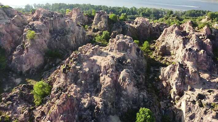 도로 모래 여행 자연 사람없음 야외 목재 초록색 햇빛 노란색 환경 금속 탐험 업무 발굴 생태계 진흙 드론 생태학 조감도 채석 4K MP4 해외동영상 클립영상 나무 교육 길 컬러 재료 교통시설 재질 태양 작업 동영상 파일형식