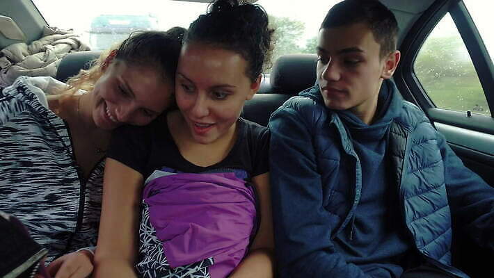 백인 1 라이프스타일 행복 어린이 여행 의자 가족 교통시설 모션 자동차 실내 미소 웃음 안전 사람 앉기 소년 세명 스마트폰 알약 디지털 헤드폰 기쁨 운전 벨트 관찰 잠 서핑 고급 미술관 휴대용 영화 그림 출퇴근 DVD 자동 통근 4K MOV 해외동영상 클립영상 서양인 잡화 남자 감정 육상교통 음향기기 가구 교통 컨셉 비즈니스 관계 문화예술 표정 내부 생활 핸드폰 스마트기기 약 수상스포츠 오브젝트 시설 출근 동영상 파일형식