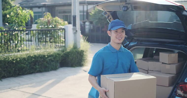 직업 라이프스타일 여자 남자 유니폼 가방 거리 주택 사람 두명 쇼핑 상자 문 상점 표현 업무 시장 배달원 구매 상품 도착 고객 서비스 주기 유기농 패키지 질서 소매 온라인 물류 판지 체크아웃 안락 4K MOV 해외동영상 클립영상 웰빙 잡화 옷 컨셉 모션 건물 생활 예절 작업 동영상 파일형식