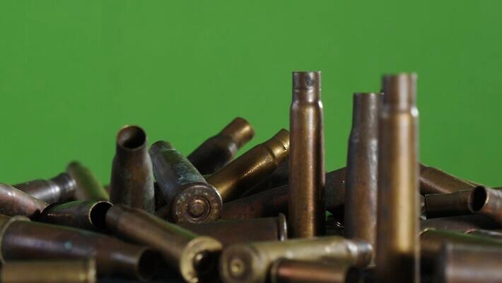 무기 공 안내 사람없음 초록색 금속 스크린 총 껍질 원형 폭력 그룹 위험 군용 전쟁 사냥 슛 육군 총알 놋쇠 총포 4K MP4 해외동영상 클립영상 도형 컬러 컨셉 재질 군대 사회이슈 동영상 파일형식