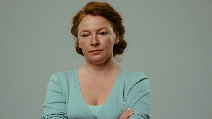 직업 캐릭터 1 응시 여자 감정 얼굴 생각 한명 미소 웃음 사람 성인 맑음 놀람 표현 유머 찡그림 변화 치아 개성 의심 고립 배려 코미디언 시리즈 표현성 4K MP4 해외동영상 클립영상 시선 컨셉 날씨 표정 신체부위 소화기관 동영상 파일형식