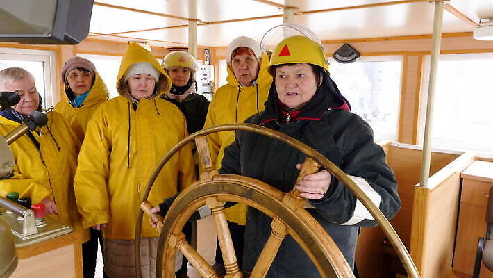 직업 여자 바다 여행 포즈 백그라운드 요트 교통시설 낚시 항해 관리 서기 여러명 성인 장비 운전 잡기 업무 바퀴 보트 핸들 승무원 함선 선원 승객 네비게이션 되감기 제어 특별함 항해사 MOV 해외동영상 클립영상 다수 교통 컨셉 배_교통 모션 레저 사람 작업 시설 동영상 파일형식