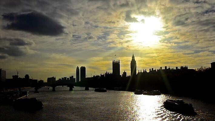 영어 외관 실루엣 유럽 문화 시계 여행 거실 건축양식 하늘 영국 잉글랜드 주택 사람없음 건물 강 도시풍경 반사 탑 일몰 궁전 수확 종 도시 시간 보트 역사 황금 야간 큼 런던 국회 고딕 랜드마크 수도권 옛날 왕국 정부 템스강 MOV 해외동영상 클립영상 자연요소 문자 건축물 건축 나라 고건축 농업 배_교통 촬영기법 풍경 노을 크기 지역 동영상 파일형식