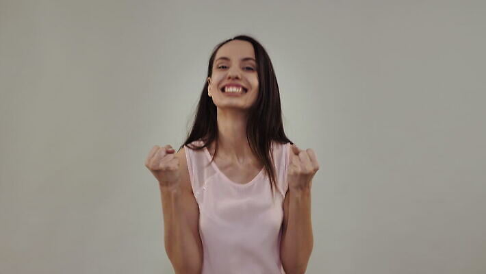 백인 라이프스타일 긴머리 응시 여자 행복 백그라운드 응원 성공 실내 한명 미소 사람 손짓 20대 성인 뷰티 기쁨 에너지 축하 표현 우승 흥분 비명 승자 필승 밀레니얼 4K MOV 해외동영상 클립영상 서양인 1 헤어스타일 시선 감정 컨셉 모션 표정 청년 내부 생활 경제 최고 동영상 파일형식