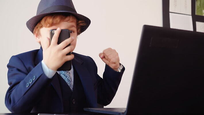 백인 직업 어린이 비즈니스 통신 탁자 모바일 노동자 스트레스 대화 한명 사람 소년 스마트폰 핸드폰 사무실 외침 주먹 분노 짜증 표현 업무 비즈니스맨 좌절 문제 나쁜 비명 MOV 해외동영상 클립영상 서양인 1 남자 감정 가구 컨셉 모션 말하기 전자제품 스마트기기 소리 작업 직장인 동영상 파일형식