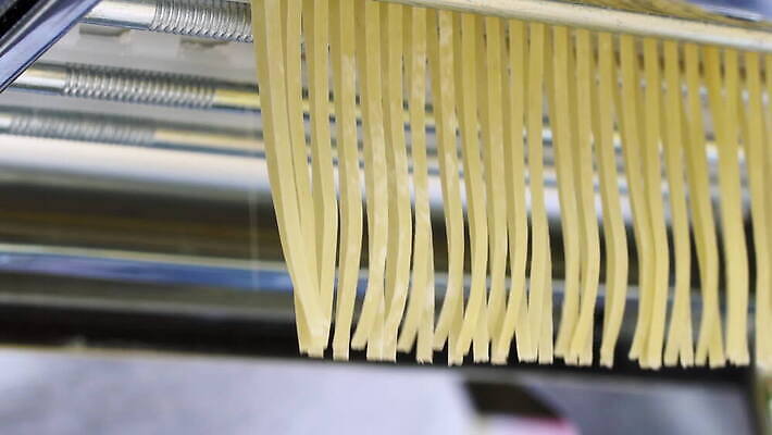 손 여자 줄 음식 빵 탁자 추상 주택 건조 파스타 건강 스파게티 관리 사람 사람없음 햇빛 노란색 기계 이탈리아 면 업무 수프 자르기 시리얼 국수 반죽 만들기 밀가루 라비올리 라자냐 마카로니 이스트 특별함 핸드메이드 토르텔리니 4K MOV 해외동영상 클립영상 유럽 컬러 가구 컨셉 무늬 모션 서양음식 건물 신체부위 태양 면류 작업 이탈리아음식 가루 동영상 파스타면 파일형식