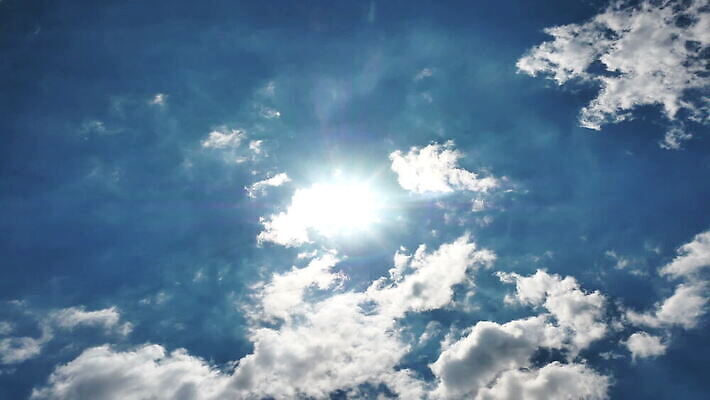 구름 컬러 백그라운드 자연 하늘 날씨 풍경 사람없음 야외 가로 여름 파란색 빛 햇빛 태양 우주 환경 흰색 전원 분위기 장면 천국 솜털 스카이라인 내추럴 오존 적란운 천창 유일 타임랩스 MOV 해외동영상 클립영상 자연요소 계절 컨셉 촬영기법 전기에너지 생태계 동영상 파일형식 구름_자연