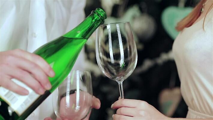 커플 행복 음료 크리스마스 가족 휴가 새해 기념 함께함 선물 사랑 미소 두명 크리스마스트리 산타클로스 파티 희망 놀람 낭만 축하 샴페인 주목 크리스마스이브 MP4 해외동영상 클립영상 기념일 감정 컨셉 관계 주류 표정 사람 이벤트 동영상 파일형식