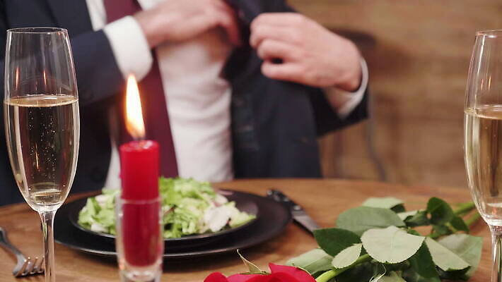 라이프스타일 커플 기념일 결혼 데이트 관계 유리 탁자 결혼식 함께함 대화 사랑 미소 사람 앉기 식당 식사 저녁식사 낭만 축하 반지 잡기 날짜 고급 우아함 야간 결합 유혹 다이아몬드 카페테리아 제안 4K MOV 해외동영상 클립영상 자연요소 감정 가구 컨셉 장신구 모션 재질 표정 말하기 이벤트 생활 상점 보석 동영상 파일형식