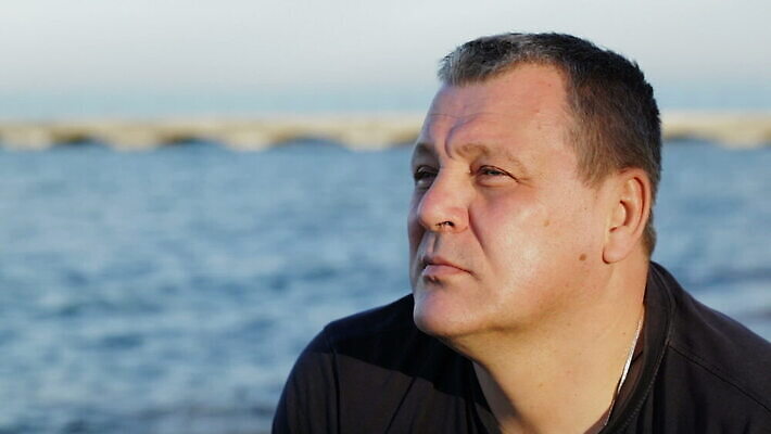 응시 시선 남자 바다 생각 사람 야외 물 여름 반사 맑음 슬픔 떨어짐 손목시계 멀리 추적 배려 심각 혼자 MOV 해외동영상 클립영상 자연요소 계절 감정 시계 컨셉 장신구 모션 날씨 동영상 파일형식