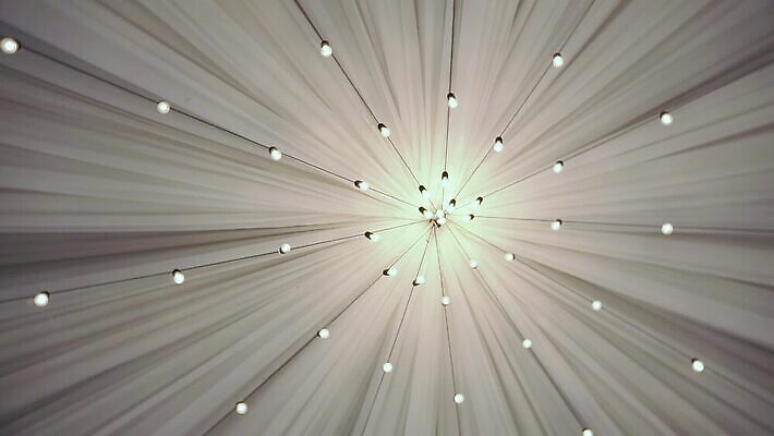 줄 결혼 전구 휴가 조명 주택 매달리기 사람없음 장식 빛 노란색 파티 축제 화환 황혼 모임 수확 등불 램프 축하 야간 저녁 오브젝트 잔치 보케 빛망울 광 뒤뜰 텅스텐 MOV 해외동영상 클립영상 자연요소 꽃 컬러 컨셉 농업 모션 이벤트 건물 일몰 원소 동영상 파일형식