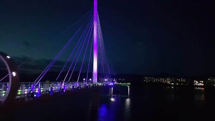 유럽 아시아 바다 여행 건축양식 전등 조명 한국 동양인 풍경 사람없음 건물 물 도시풍경 반사 여행객 탑 항구 고층빌딩 새벽 도시 만 보트 도심 야간 저녁 장면 스카이라인 석호 빛망울 랜드마크 4K MOV 해외동영상 클립영상 자연요소 건축물 건축 나라 배_교통 교통시설 사람 인종 빌딩 빛 동영상 파일형식