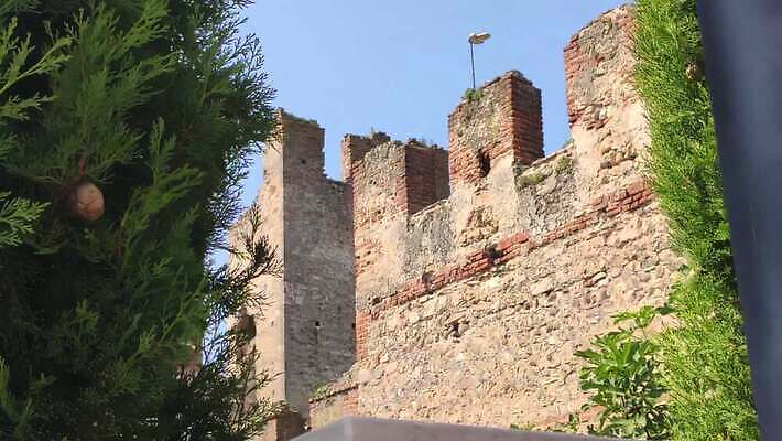 유럽 문화 호수 벽 여행 건축양식 하늘 휴가 사람없음 야외 건물 물 파란색 여행객 마을 탑 이탈리아 골동품 성 중세 역사 재산 그림 시력 타운 기념물 천연기념물 랜드마크 베로나 옛날 4K MP4 해외동영상 클립영상 자연요소 건축물 건축 나라 컬러 사람 금융 도시 동영상 파일형식