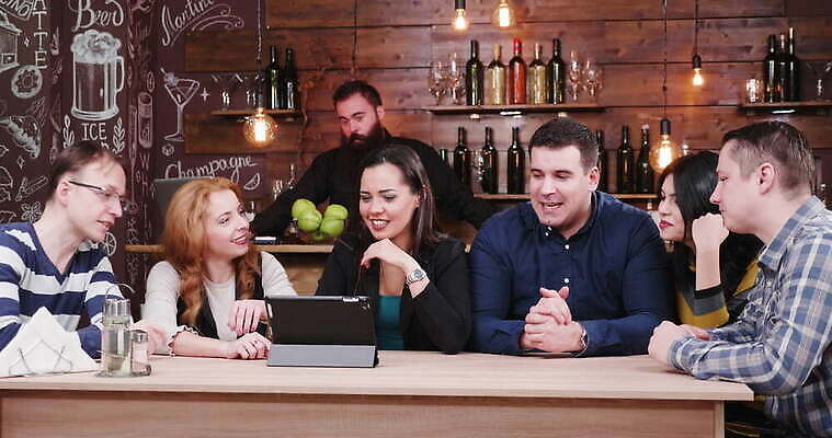 백인 라이프스타일 여자 남자 행복 음료 음식 탁자 모바일 대화 웃음 사람 앉기 금융 친구 스마트폰 컴퓨터 알약 파티 디지털 식당 식사 기계 축하 바 신용카드 그룹 저녁 웨이터 고객 서비스 메뉴 전자 질서 점심식사 터미널 4K MOV 해외동영상 클립영상 서양인 직업 감정 가구 컨셉 관계 모션 표정 말하기 이벤트 생활 경제 전자제품 핸드폰 스마트기기 약 상점 예절 야간 동영상 파일형식