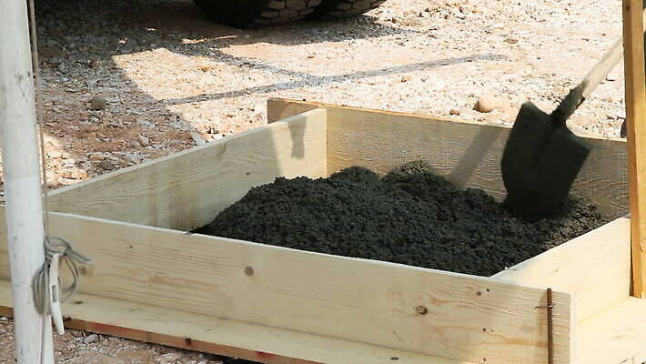 직업 남자 산업 유니폼 노동자 바닥 사람 사람없음 힘 장비 건설현장 회색 젖음 흐름 바위 작업 붓기 수리 모종삽 사회이슈 파이프 번짐 시멘트 로딩 복원 섞기 설치 지원 콘크리트 MOV 해외동영상 클립영상 옷 컬러 컨셉 모션 건설업 돌_바위 삽 동영상 파일형식 효과