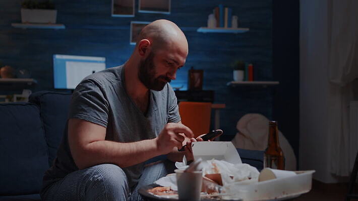 스트레스 아파트 건강 금융 스마트폰 핸드폰 독서 고통 분노 짜증 메시지 뉴스 실패 좌절 고독 불안 알림 고민 걱정 문서 공지사항 문제 긴장 계산서 파산 대출 빚 우울증 트러블 혼자 4K MOV 해외동영상 클립영상 감정 컨셉 주택 경제 전자제품 스마트기기 질병 동영상 파일형식