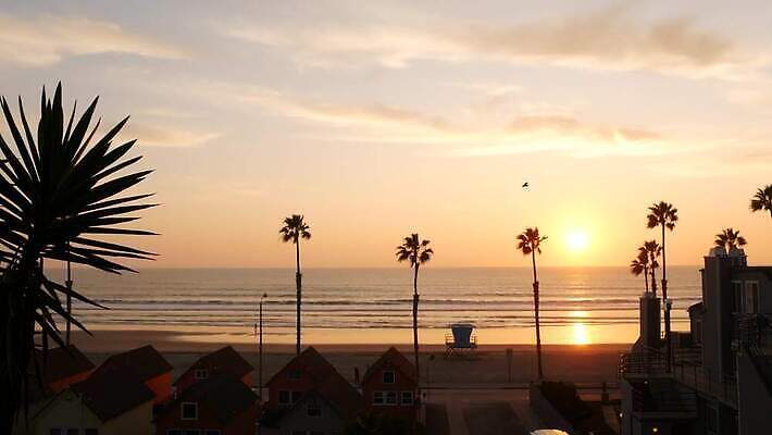 실루엣 바다 조류 하늘 지붕 휴가 주택 사람없음 여름 컬러풀 야자수 태양 탑 미국 고요 일몰 새벽 분위기 역 저녁 오두막 손목시계 캘리포니아 주말 방갈로 로스앤젤레스 안전요원 4K 오션사이드 산타모니카 MP4 해외동영상 클립영상 자연요소 나무 동물 건축물 계절 시계 컬러 컨셉 북아메리카 장신구 교통시설 숙소 촬영기법 건물 노을 야간 동영상 파일형식