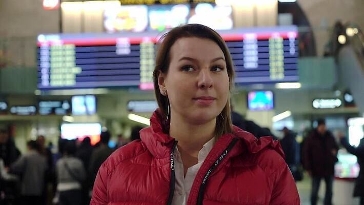 백인 유럽 선 여행 이동 비즈니스 텍스트 교통시설 휴가 비행기 한명 사람 성인 금발 여행객 정보 역 시간표 공항 도착 항공 출발 출퇴근 대문 승객 지연 취소 대패 체크인 터미널 MOV 해외동영상 클립영상 서양인 1 헤어스타일 나라 교통 컨셉 항공교통 대중교통 문 계획 시설 동영상 파일형식