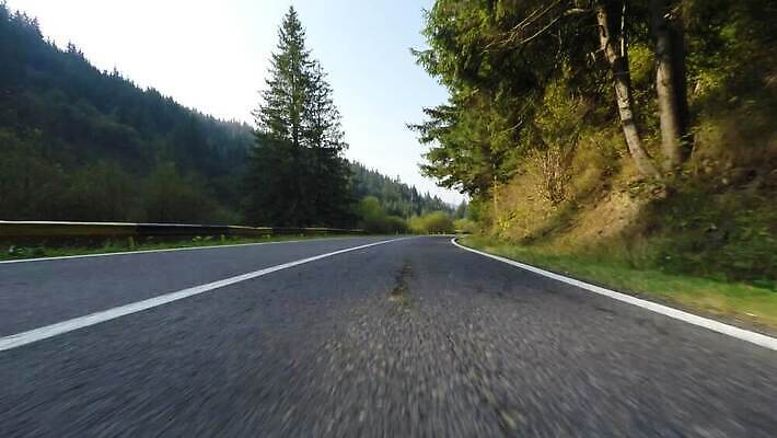 나무 도로 길 선 여행 이동 곡선 교통시설 모션 자연 산 풍경 초원 사람없음 야외 초록색 여름 파란색 운전 자유 시골 고속도로 숲 아스팔트 방향 언덕 속도 루마니아 루트 방법 수평선 비어있는 4K MP4 해외동영상 클립영상 식물 계절 유럽 컬러 교통 컨셉 시설 생태계 동영상 파일형식
