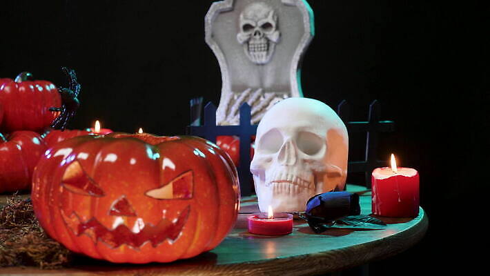 디자인 음료 백그라운드 컨셉 탁자 호박 불 휴가 불꽃 실내 사람없음 장식 빛 파티 머리 검은색 어둠 침묵 황혼 할로윈 가을 등불 축하 야간 신비 무서움 촛대 거미 잭 목각 빛망울 10월 잭오랜턴 정물화 해골모형 호러 4K MOV 해외동영상 클립영상 자연요소 계절 감정 컬러 가구 곤충 채소 조명 이벤트 내부 신체부위 모형 소리 일몰 날짜 그림 공포 동영상 파일형식