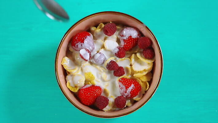 접시 손 열매 음식 조각 백그라운드 다이어트 부분 딸기 건강 요리 사람없음 컵 파란색 갈색 쌓기 숟가락 우유 신선 사발 붓기 맛 떨어짐 아침식사 혼합 균형 시리얼 먹기 산딸기 서빙 요거트 건강식 내추럴 뮤즐리 배급 섞기 탄수화물 핸드메이드 맛있는 MOV 해외동영상 슬로모션 클립영상 식물 식기 컬러 컨셉 과일 모션 유제품 촬영기법 수저 신체부위 식사 사기그릇 동영상 파일형식