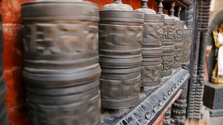 모양 전통 종교 문화 벽 불교 표면 미술 사람없음 야외 바위 기도 사찰 바퀴 재산 심볼 명상 회전 신성 네팔 수도원 목각 놋쇠 사당 숭배 신앙심 실린더 옛날 줄서기 카트만두 힌두교 많음 MOV 해외동영상 클립영상 아시아 컨셉 종교건축 모션 문화예술 금융 돌_바위 동영상 파일형식