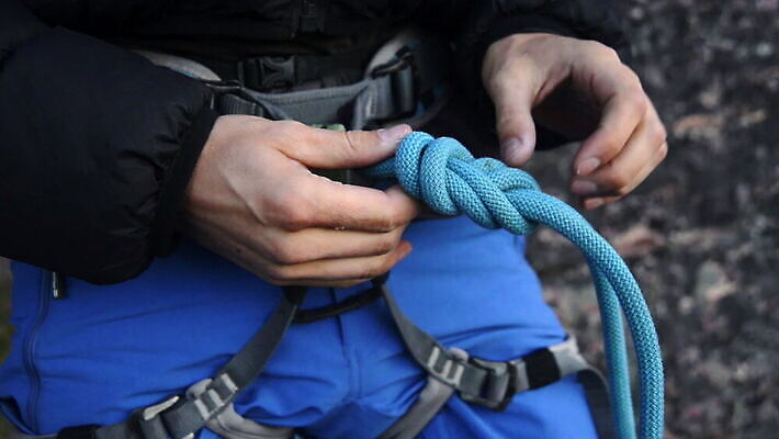 백인 기술 한명 안전 취미 야외 잡기 준비 보여주기 그린란드 복잡 락다운 MOV 해외동영상 클립영상 서양인 1 섬 컨셉 모션 덴마크 사람 동영상 파일형식