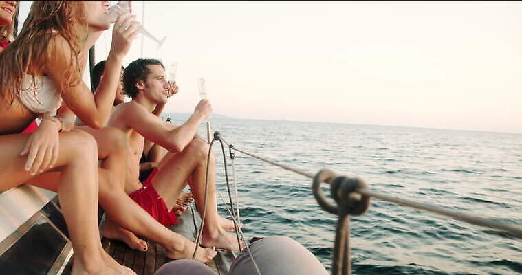 백인 라이프스타일 여자 남자 수영복 음료 여행 요트 관계 청소년 휴가 함께함 항해 앉기 동양인 여러명 20대 야외 10대 물 운동복 비키니 뷰티 와인 우정 마시기 잡기 보트 재산 고급 샴페인 지중해 스파클링와인 성인남자만 성인여자만 4K MOV 해외동영상 클립영상 자연요소 서양인 옷 바다 다수 컨셉 배_교통 모션 주류 사람 인종 청년 생활 금융 친구 동영상 탄산 남자만 여자만 성인만 파일형식