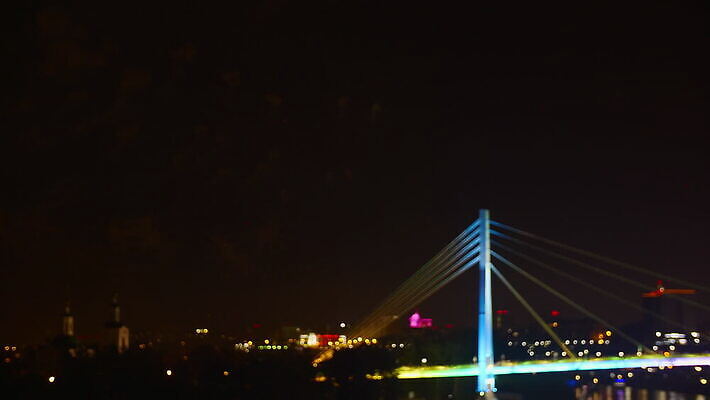 기념일 행복 컬러 백그라운드 크리스마스 하늘 불 추상 휴가 불꽃 조명 새로움 기념 불꽃놀이 풍경 이벤트 사람없음 초록색 파란색 빛 컬러풀 노란색 파티 교회 검은색 축제 어둠 로켓 축하 도시 야간 소프트포커스 폭발 연도 쇼 빛망울 광 MOV 해외동영상 클립영상 자연요소 감정 컨셉 무늬 종교건축 놀이 촬영기법 건물 동영상 파일형식