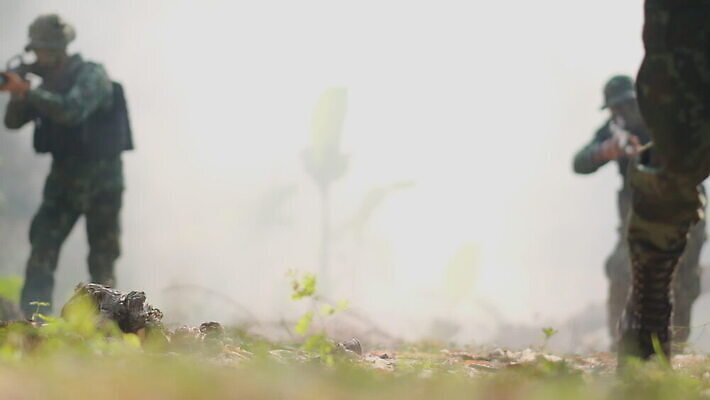 남자 무기 밭 배낭 자연 불 경비 여러명 야외 달리기 태양 미국 힘 군인 총 안개 소나무 수술 연기 보호 숲 헬멧 공격 충돌 군용 싸움 전쟁 장면 육군 변장 병정 전쟁터 적 특공대 해병대 MOV 해외동영상 클립영상 자연요소 나무 직업 다수 컨셉 북아메리카 농업 가방 의학 모션 날씨 군대 안전 사람 치료 보호장비 생태계 동영상 국군 특수부대 파일형식