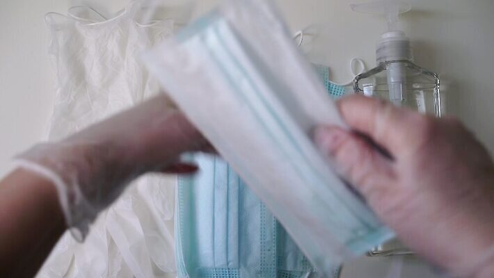 손 여자 얼굴 장갑 건강 병원 가면 안전 사람 성인 치료 파란색 약 고통 장비 간호사 의사 업무 수술 오염 바이러스 보호 질병 예방 감염 외과 순서 넣기 돌봄 라텍스 위생관리 전염병 코로나바이러스 4K MOV 해외동영상 클립영상 잡화 감정 컬러 컨셉 의학 모션 관리 신체부위 의료진 작업 동영상 파일형식