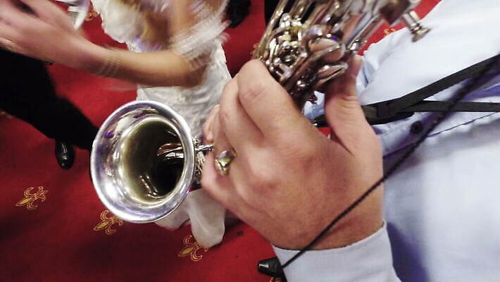 직업 손 남자 음악 결혼 백그라운드 놀이 바람 미술 파티 축제 공연 연주자 음악가 기구 악단 클래식 닫기 색소폰 예술가 재즈 오케스트라 교향곡 뮤지컬 플레이어 4K MOV 해외동영상 클립영상 자연요소 컨셉 모션 날씨 문화예술 사람 이벤트 신체부위 목관악기 동영상 파일형식