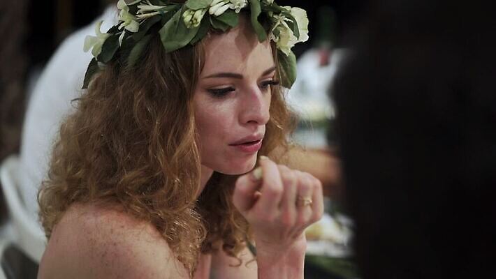 백인 커플 드레스 여자 기념일 행복 결혼 탁자 결혼식 사랑 한명 미소 앉기 이벤트 파티 귀여움 흰색 축하 생일 야간 저녁 즐거움 MOV 해외동영상 클립영상 자연요소 서양인 1 옷 감정 컬러 가구 컨셉 관계 모션 표정 사람 동영상 파일형식