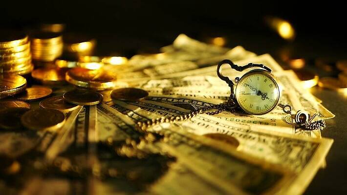 종이 시계 백그라운드 지폐 돈 비즈니스 사람없음 금융 경제 달러 금속 동전 검은색 쪽지 미국 거래 저축 성장 시간 시장 재산 황금 결과 구매 계획 손목시계 투자 상업 이익 회계 빚 관심 센트 예산 투자자 MOV 해외동영상 클립영상 컬러 컨셉 북아메리카 장신구 재질 쇼핑 동영상 파일형식