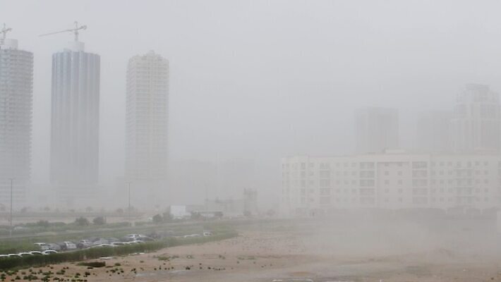 도로 모래 여행 백그라운드 오렌지 비즈니스 건축양식 자연 유리 바람 사람 동양인 사람없음 야외 건물 도시풍경 모래사장 노란색 탑 고층빌딩 안개 도시 만 센터 고급 먼지 폭풍 동쪽 아랍에미리트 두바이 랜드마크 세피아 수도권 재앙 4K MP4 해외동영상 클립영상 자연요소 건축물 건축 길 바다 컬러 컨셉 과일 중동 교통시설 재질 날씨 촬영기법 인종 풍경 빌딩 방향 생태계 지역 동영상 파일형식