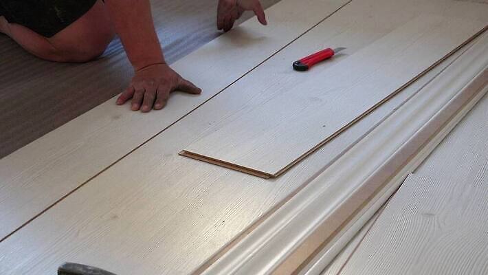 직업 손 남자 노동자 새로움 바닥 아파트 주택 실내 사람 성인 내부 건물 목재 장식 방 장비 공구 업무 판넬 수리 널 목수 고정 DIY 계약자 설치 업그레이드 재주꾼 조작 합판 파케트 4K MP4 해외동영상 클립영상 나무 건축물 컨셉 재료 취미 신체부위 도구 작업 계약 동영상 파일형식