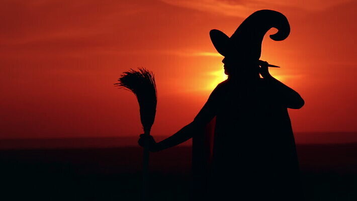 라이프스타일 드레스 계절 여자 실루엣 포즈 컨셉 밭 오렌지 자연 하늘 동화 추상 휴가 요정 따뜻함 한명 사람 야외 빨간색 햇빛 태양 노란색 유행 일출 어둠 할로윈 가을 기다림 무서움 빗자루 언덕 마녀 스카이라인 10월 호러 MOV 해외동영상 클립영상 자연요소 1 옷 감정 컬러 무늬 농업 과일 모션 촬영기법 생활 노을 날짜 청소도구 생태계 공포 동영상 파일형식