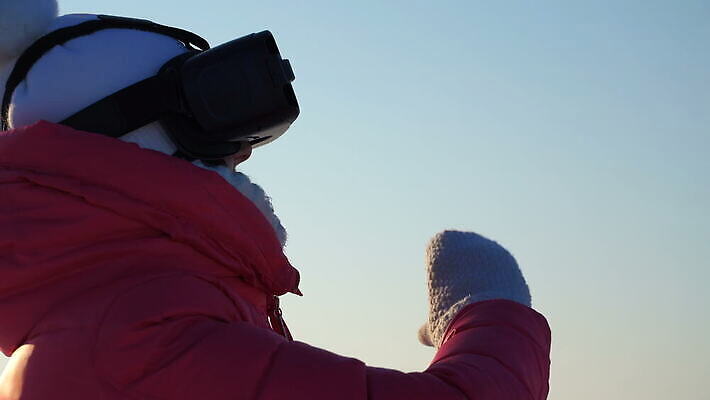1 응시 여자 산업 안경 과학 이동 컨셉 겨울 놀이 하늘 모바일 휴가 미래 휴식 기술 한명 성인 스마트폰 컴퓨터 머리 3D 헤드폰 장비 추위 게임 체험 하이테크 전자 비전 동영상 혁명 게이머 가상 가상현실 현실 4K MOV 해외동영상 클립영상 시선 잡화 계절 음향기기 사람 신체부위 전자제품 핸드폰 스마트기기 디지털합성 파일형식