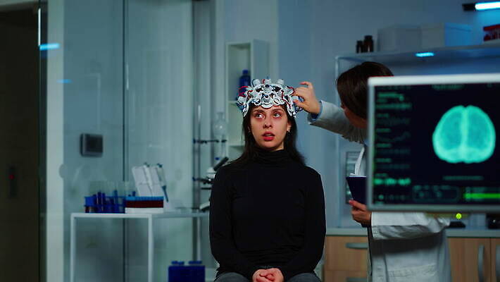 과학 건강 병원 실험 스터디 컴퓨터 약 머리 디지털 스크린 모니터 헤드폰 기계 장비 환자 의사 정보 마음 네트워크 엔지니어 실험실 질병 연구원 과학자 분석 뇌 시설 하이테크 조절 개발 스캐너 4K MOV 해외동영상 클립영상 직업 음향기기 컨셉 의학 기술 신체부위 전자제품 학습 의료진 기술자 동영상 학자 파일형식