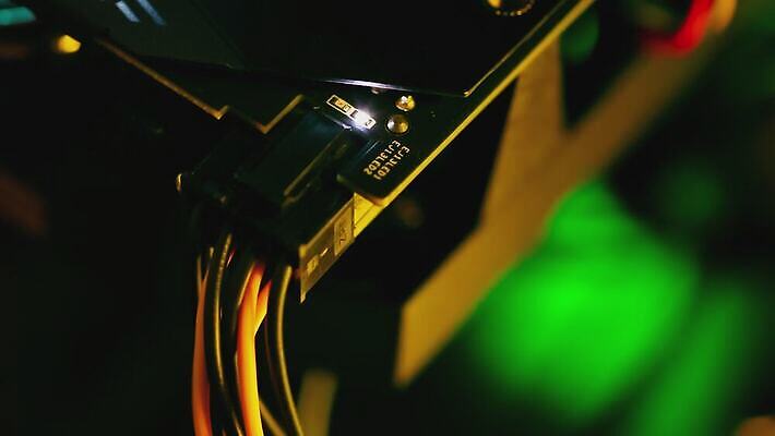 손 산업 과학 백그라운드 컨셉 인터넷 비즈니스 통신 부분 기술 사람없음 전자제품 컴퓨터 디지털 자료 힘 장비 과학기술 정보 공구 업무 기술자 수리 연결 묘사 서비스 순환 반도체 전자 시스템 공학 마더보드 콘덴서 프로세서 하드웨어 4K MOV 해외동영상 클립영상 직업 교육 모션 신체부위 도구 작업 동영상 파일형식