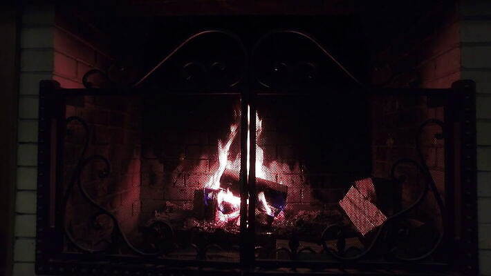 컨셉 크리스마스 패턴 오렌지 가정 불 휴가 불꽃 휴식 벽돌 새로움 주택 실내 따뜻함 굴뚝 사람없음 내부 목재 빨간색 빛 노란색 쌓기 금속 방 낭만 뜨거움 연기 위험 장작 연도 벽난로 통나무 광 석탄 용광로 재 화상 4K MOV 해외동영상 클립영상 자연요소 나무 기념일 컬러 무늬 과일 재료 모션 재질 건물 상처 동영상 파일형식