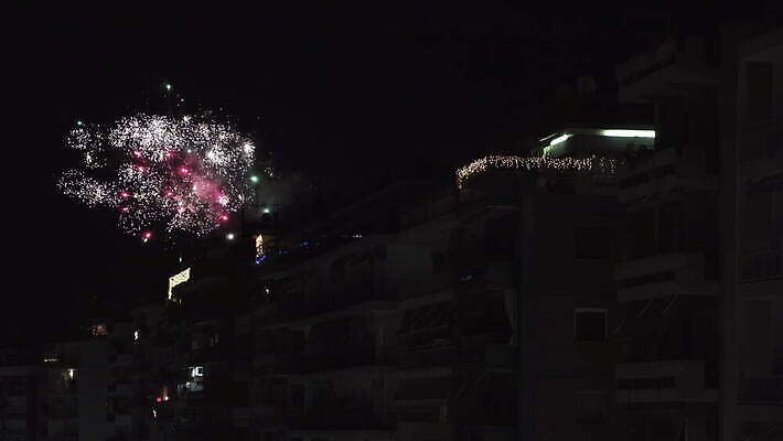 전통 계절 기념일 유럽 백그라운드 크리스마스 하늘 추상 휴가 새로움 기념 폭죽 이벤트 사람없음 빛 컬러풀 축제 어둠 기쁨 축하 도시 야간 폭발 연도 지중해 심볼 그리스 쇼 지역 마법 덩어리 파열 1월 광 랜드마크 4K MOV 해외동영상 클립영상 자연요소 감정 나라 바다 컬러 컨셉 무늬 날짜 동영상 파일형식