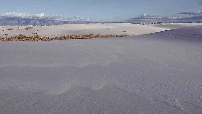 공원 모래 파도 조각 여행 곡선 자연 하늘 건조 사람없음 파란색 모래사장 미국 사막 흰색 황무지 모래언덕 언덕 질감 가뭄 기념물 천연기념물 내추럴 뉴멕시코 잔물결 전국 지질학 4K MP4 해외동영상 클립영상 공공시설 교육 물결 선 바다 컬러 북아메리카 날씨 생태계 동영상 파일형식