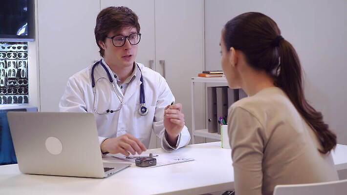 남자 40대 갈색머리 직장 건강 병원 미소 사람 앉기 두명 30대 건강관리 장비 환자 의사 기구 잡기 질병 설탕 측정 확인 보여주기 히스패닉 계량기 당뇨병 포도당 혼혈 4K MOV 해외동영상 클립영상 헤어스타일 중년 회사 의학 모션 표정 관리 장년 의료진 다문화 동영상 파일형식