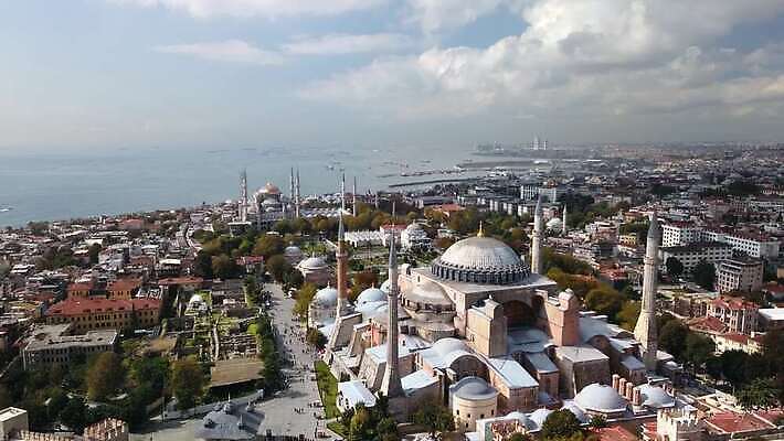 나무 전통 공원 유럽 종교 문화 바다 여행 중동 건축양식 이스탄불 안테나 파노라마 풍경 사람없음 건물 여름 하이앵글 성당 교회 가을 도시 역사 이슬람교 박물관 모스크 정사각형 지역 칠면조 드론 랜드마크 바실리카 비잔틴 옛날 4K MP4 해외동영상 클립영상 도형 식물 건축물 계절 공공시설 건축 나라 뷰포인트 통신 종교건축 조류 촬영기법 동영상 제국 파일형식 튀르키예